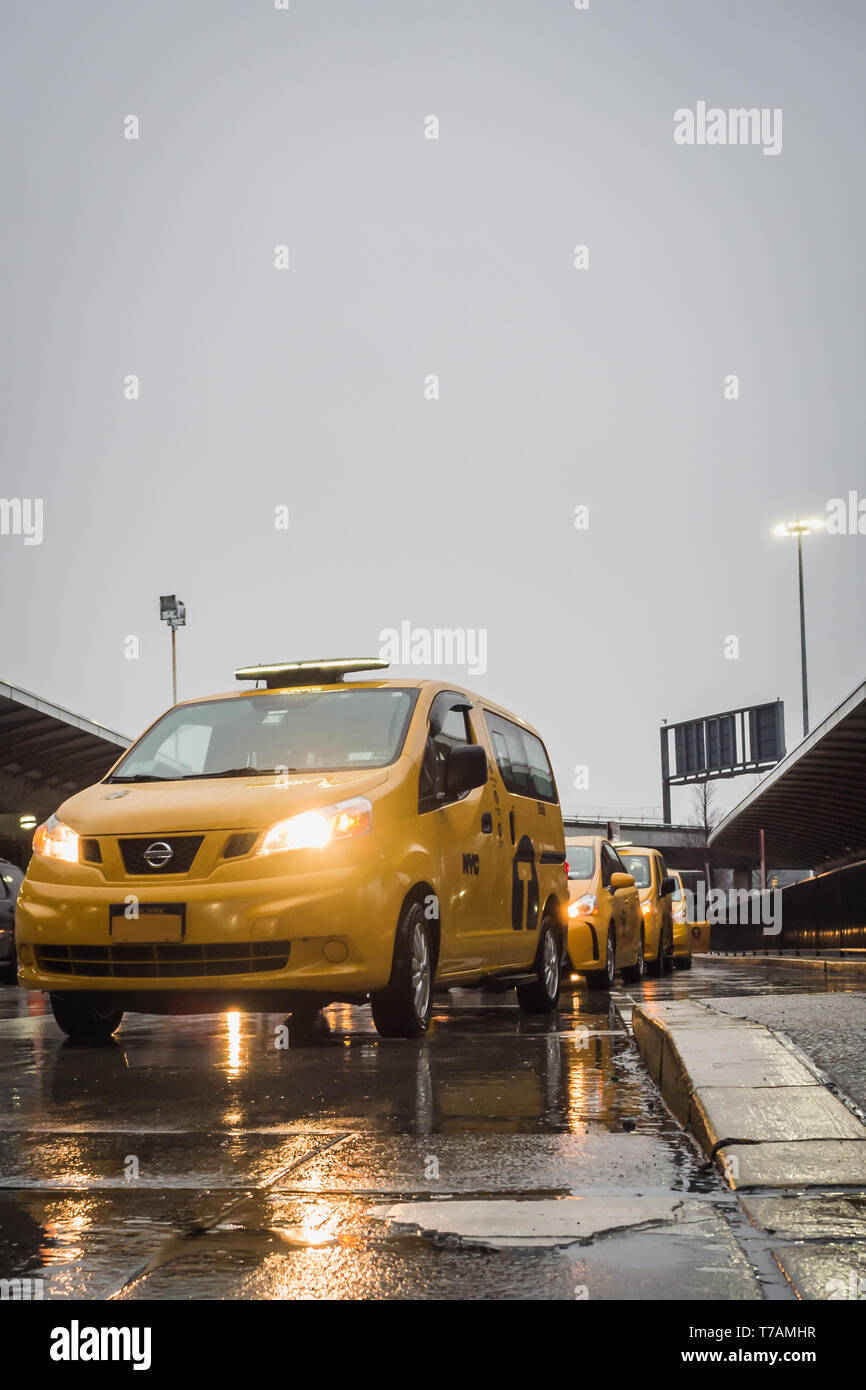 NEW YORK, USA - 22. FEBRUAR 2018: New York Taxi Warteschlange an regnerischen Tag am Flughafen JFK Stockfoto