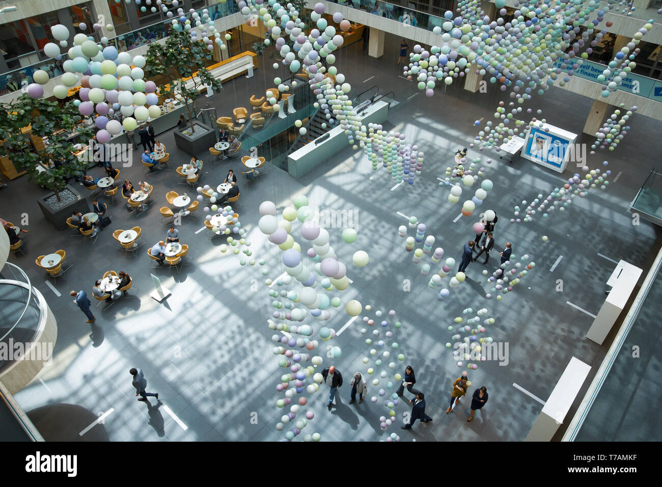Den Haag, Niederlande - April 2014: Blick von oben auf die Menschen sitzen und gehen in ein Business Center im April 2014 in Niederlande Stockfoto
