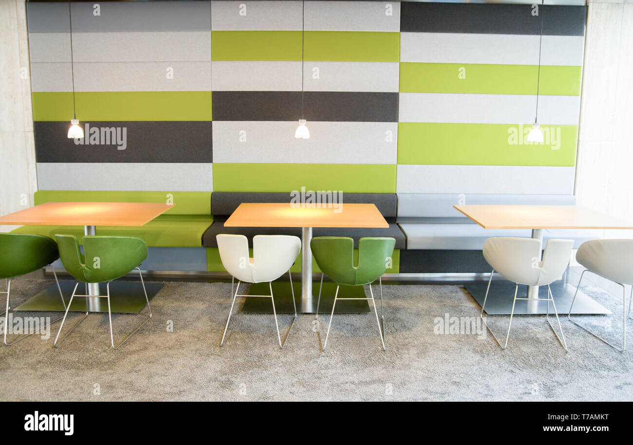 Grüne und weiße Stühle und Tische in der modernen Cafeteria Stockfoto