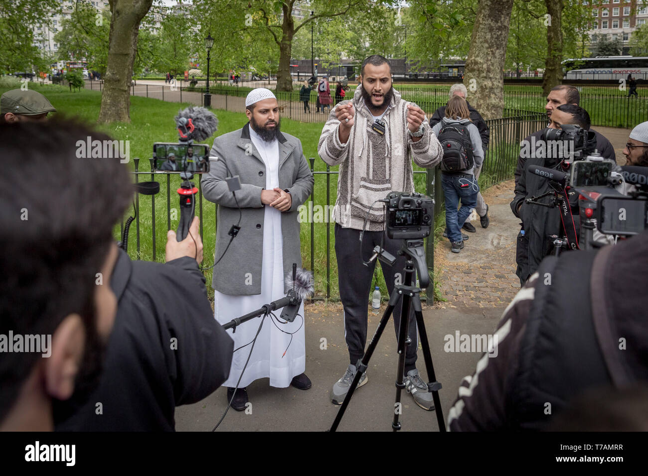 Mohammed Hijab (Mitte rechts), regelmäßig als Referent, Debatten vor den zahlreichen Kameras jetzt vorhanden in Speakers' Corner, Hyde Park, London, UK. Stockfoto