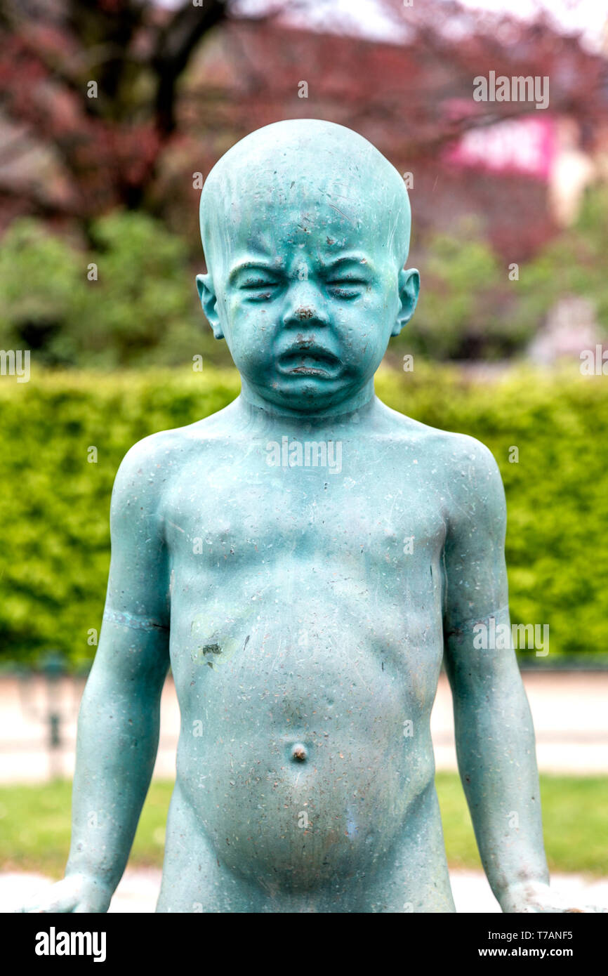 Weinend Grinegutten (Junge) Skulptur von sofus Madsen Smålungeren in Bergen, Norwegen Stockfoto