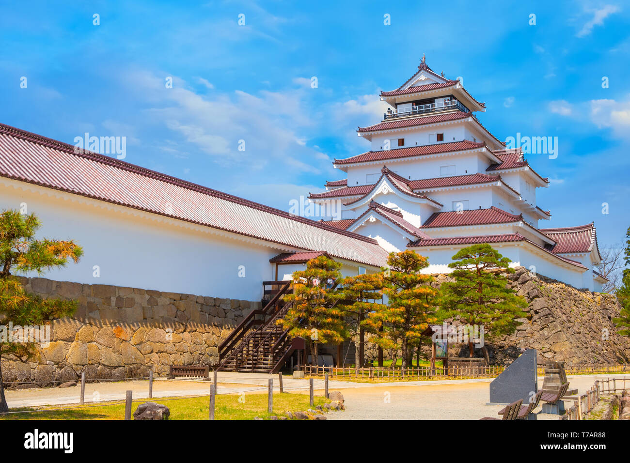 Aizuwakamatsu Schloss und Kirschblüte in Fukushima, Japan Aizuwakamatsu, Japan - 21 April 2018: aizu-wakamatsu Schloss und Kirschblüte gebaut von einem Stockfoto