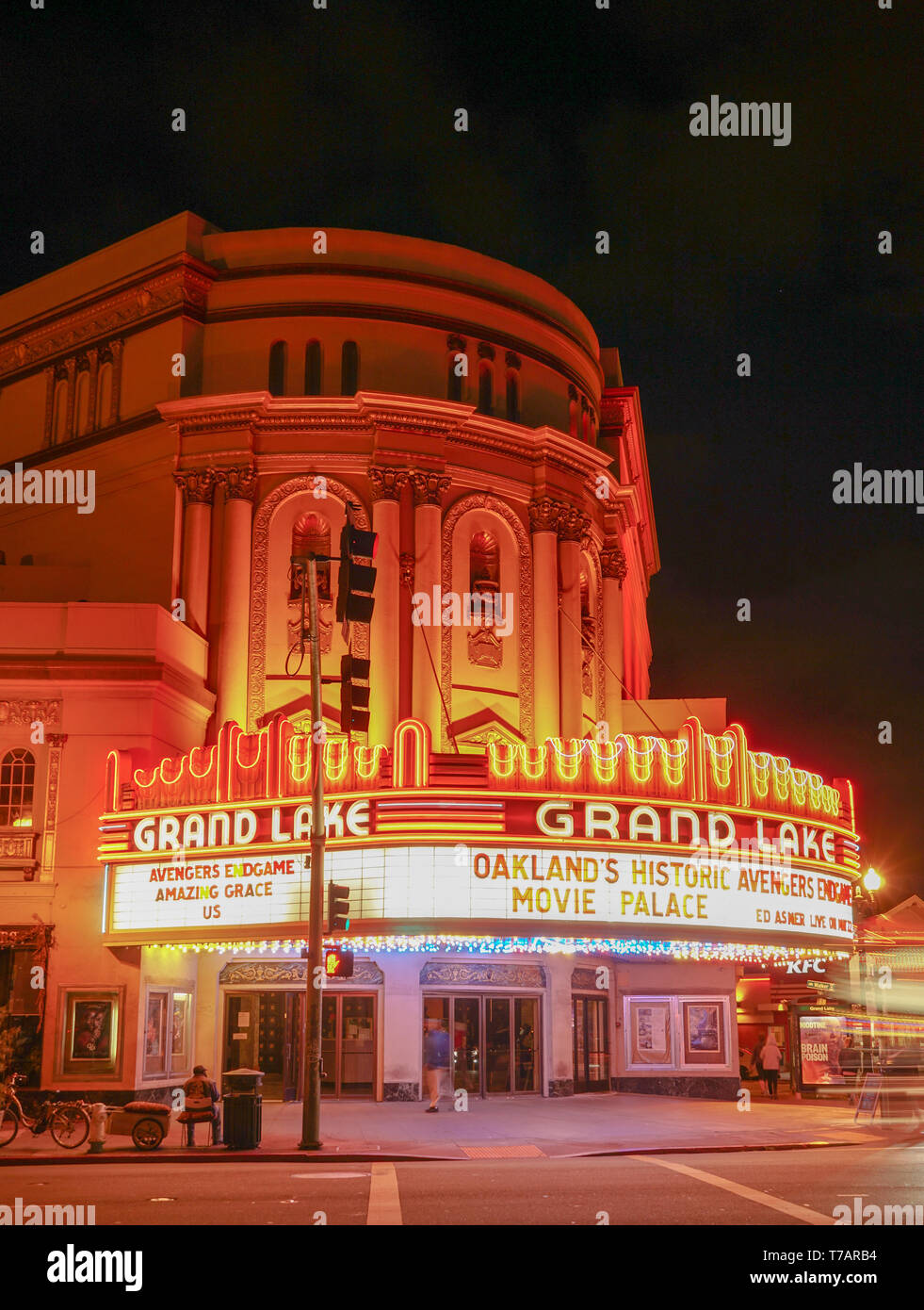 OAKLAND, Kalifornien - 4. Mai 2019: Abend am Grand Lake Theater, einem historischen Film Palast im Grand Lake Nachbarschaft von Oakland, Kalifornien entfernt Stockfoto