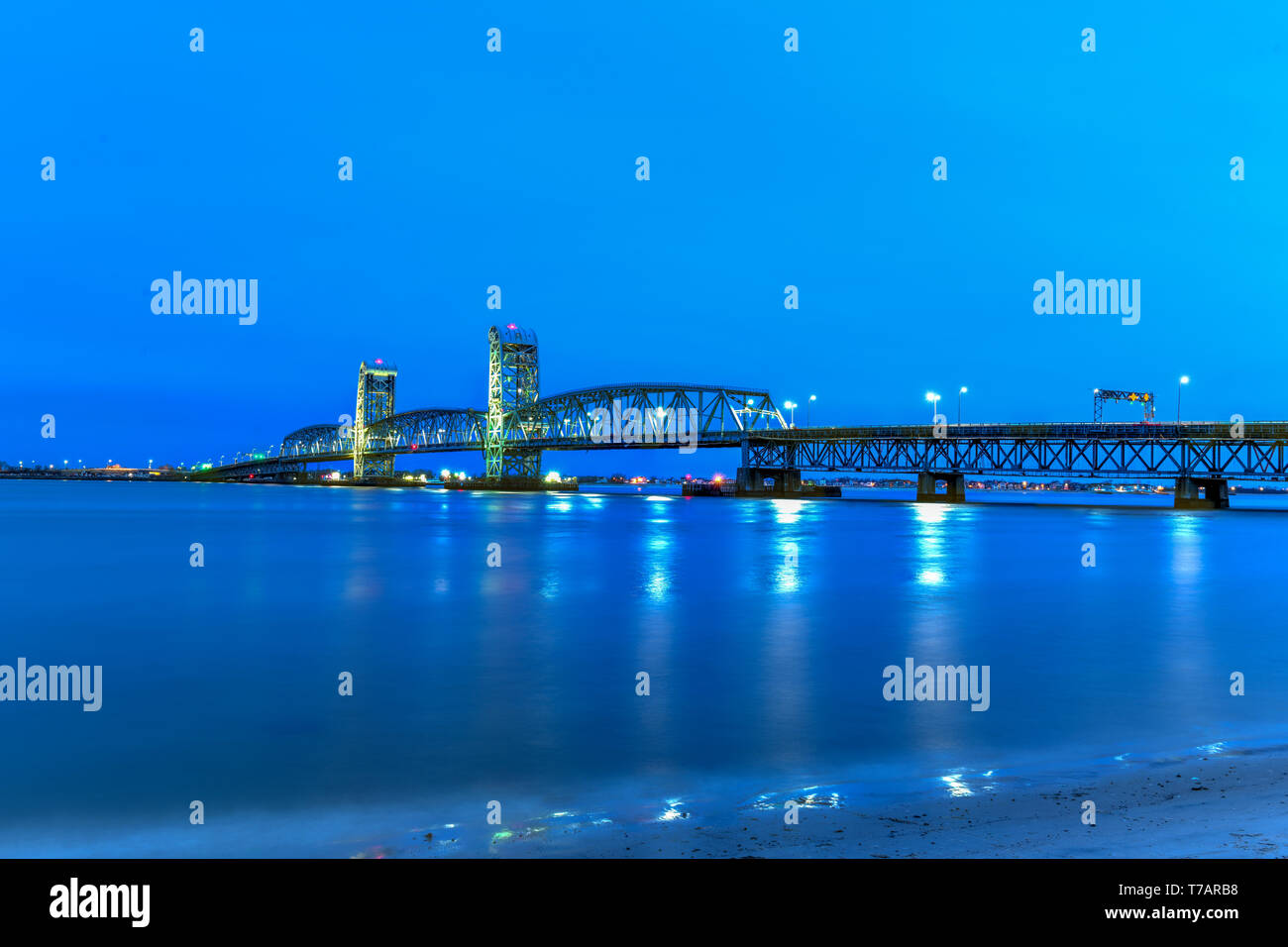 Marine Parkway-Gil Hodges Memorial Bridge von Rockaway, Königinnen in der Abenddämmerung gesehen. Gebaut und wurde im Jahr 1937 eröffnet, es war der längste Vertikale-lift Span in Th Stockfoto