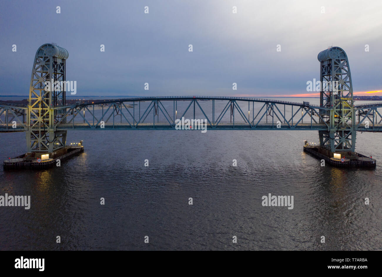 Marine Parkway-Gil Hodges Memorial Bridge von Rockaway, Königinnen in der Abenddämmerung gesehen. Gebaut und wurde im Jahr 1937 eröffnet, es war der längste Vertikale-lift Span in Th Stockfoto