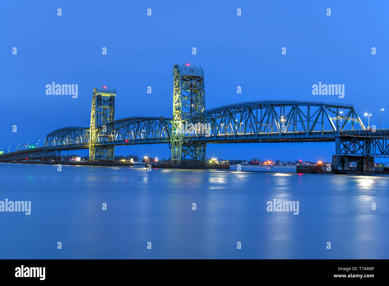 Marine Parkway-Gil Hodges Memorial Bridge von Rockaway, Königinnen in der Abenddämmerung gesehen. Gebaut und wurde im Jahr 1937 eröffnet, es war der längste Vertikale-lift Span in Th Stockfoto