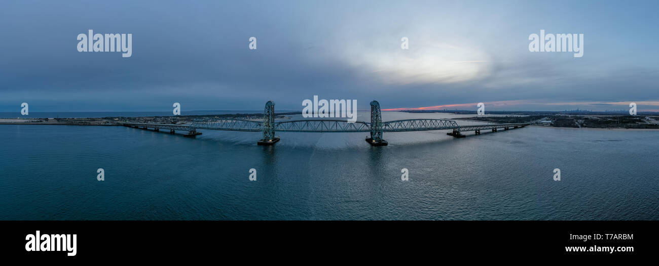 Marine Parkway-Gil Hodges Memorial Bridge von Rockaway, Königinnen in der Abenddämmerung gesehen. Gebaut und wurde im Jahr 1937 eröffnet, es war der längste Vertikale-lift Span in Th Stockfoto