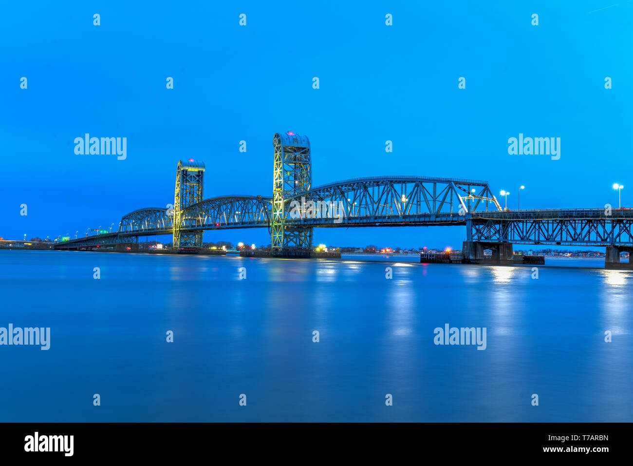 Marine Parkway-Gil Hodges Memorial Bridge von Rockaway, Königinnen in der Abenddämmerung gesehen. Gebaut und wurde im Jahr 1937 eröffnet, es war der längste Vertikale-lift Span in Th Stockfoto