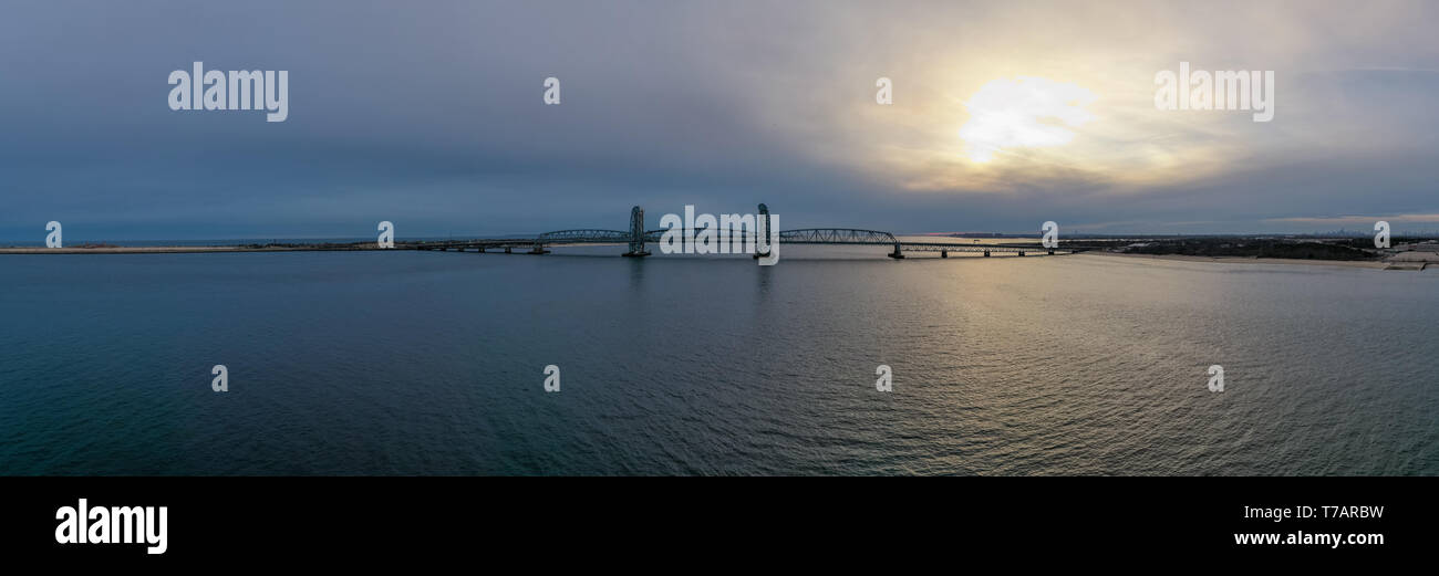 Marine Parkway-Gil Hodges Memorial Bridge von Rockaway, Königinnen in der Abenddämmerung gesehen. Gebaut und wurde im Jahr 1937 eröffnet, es war der längste Vertikale-lift Span in Th Stockfoto