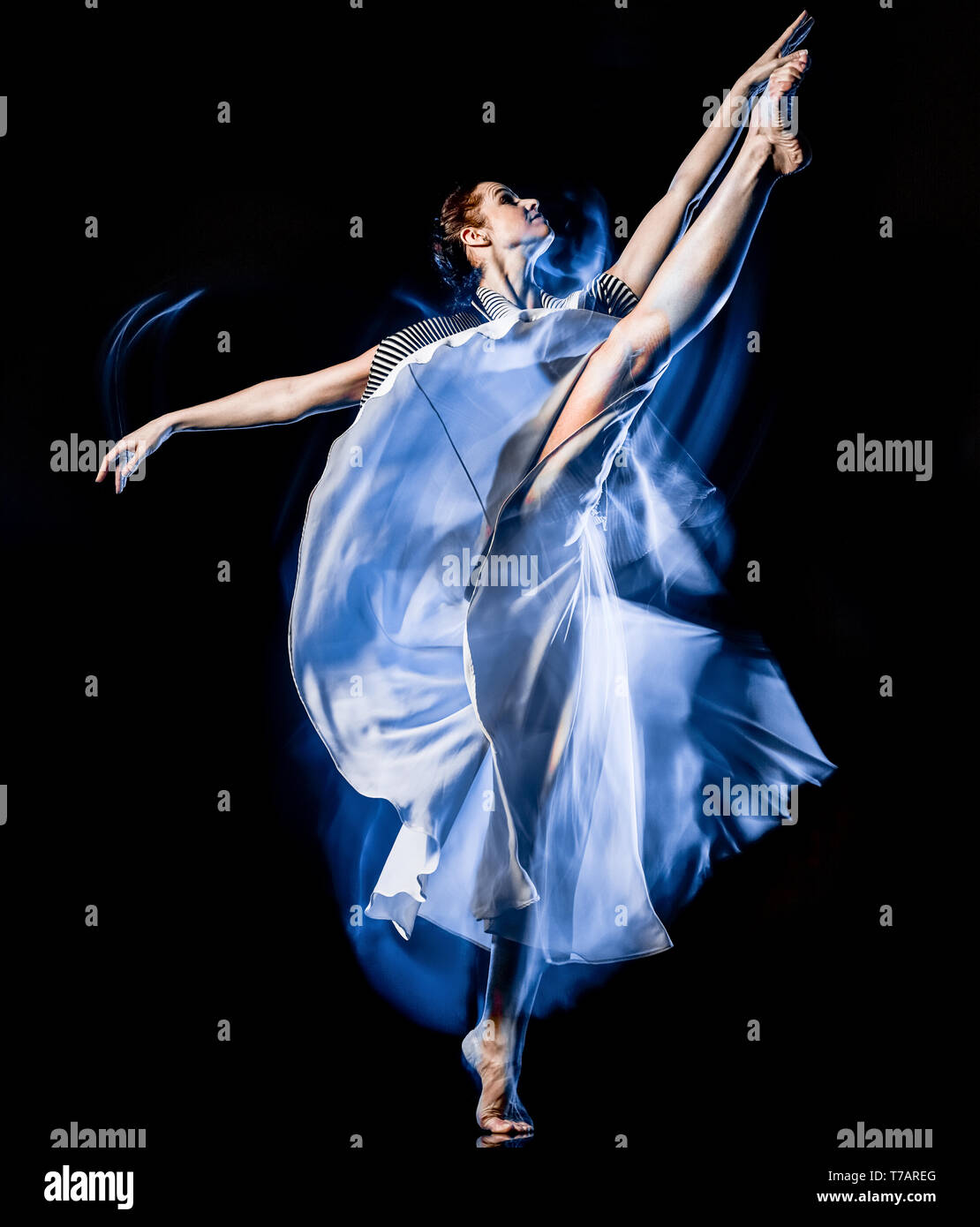 Eine kaukasische Frau modernes Ballett Tänzerin tanzen Frau studio Schuß auf Schwarz bacground isoliert Stockfoto