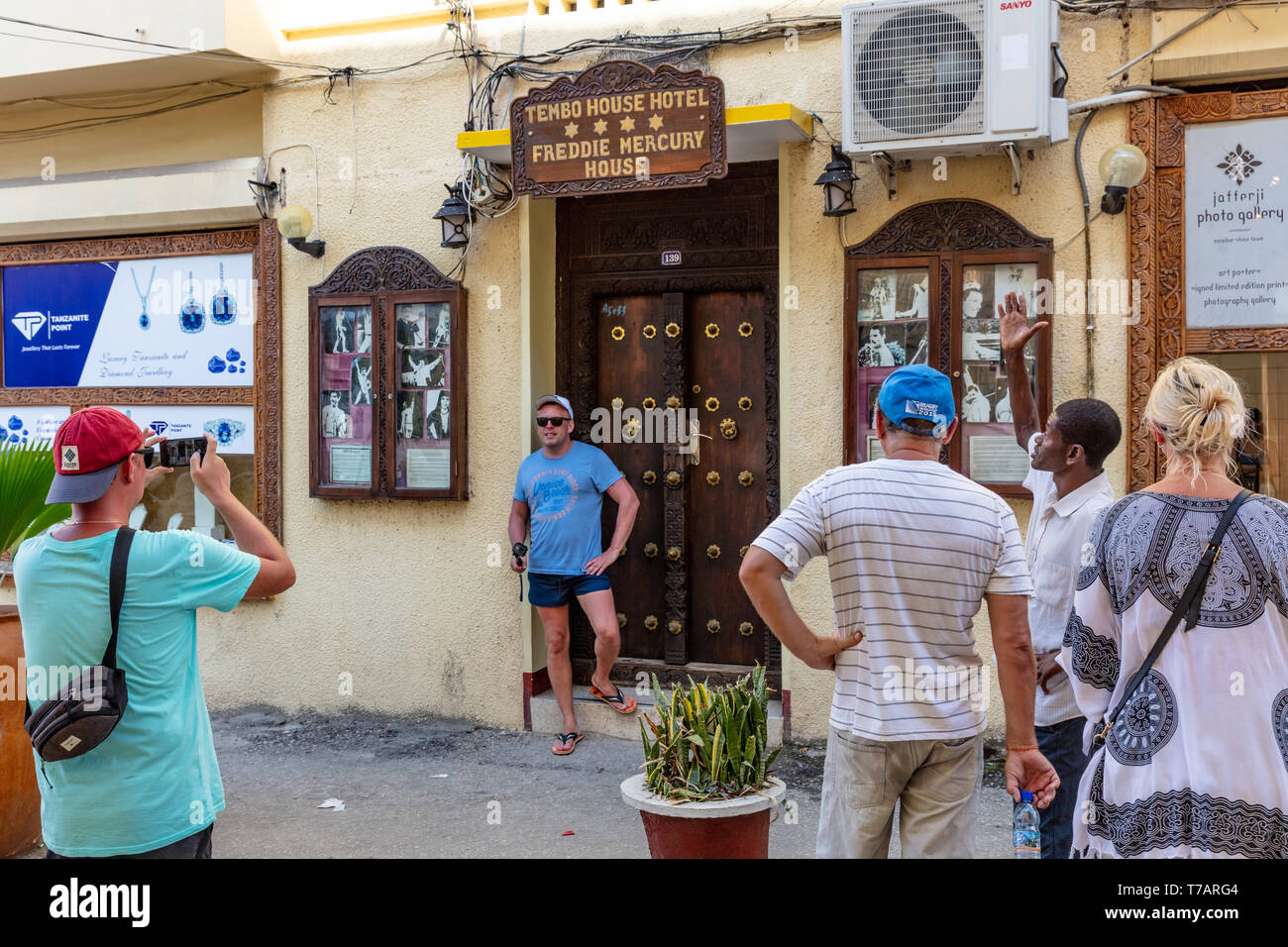 Stone Town, Zanzibar-February 28, 2019: Touristen vor Freddie Mercury Hausfassade posing Stockfoto
