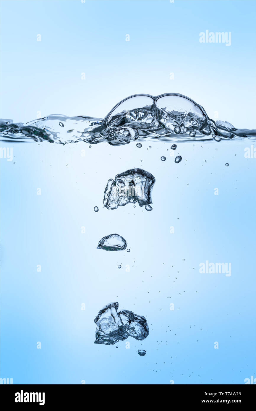Gruppe von unterwater Blasen in frisches Wasser steigt auf blauem Hintergrund Farbverlauf Stockfoto