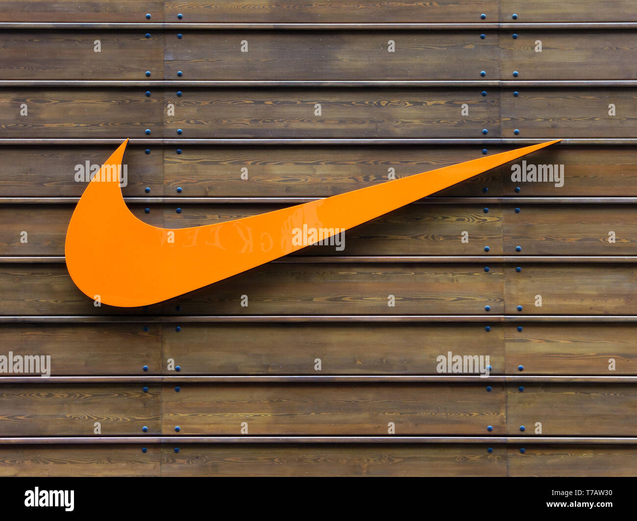 LONDON, GROSSBRITANNIEN - ca. Mai 2012: Orange Nike Logo auf einer hölzernen an der offiziellen Nike Store Westfield Stratford City Shopping Centre. Stockfoto