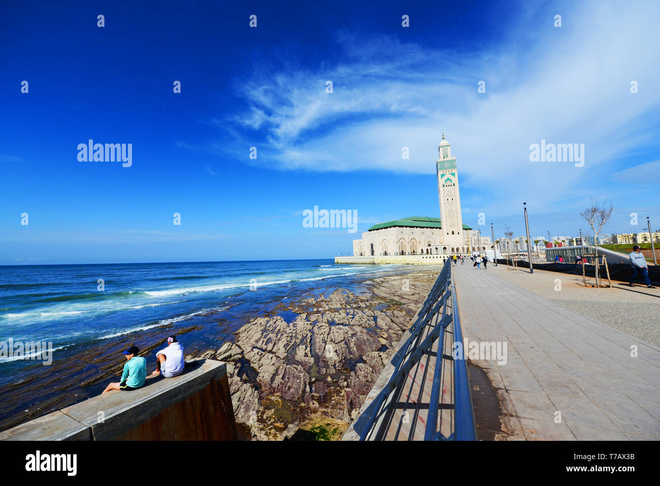 Die schöne neue Promenade entlang der Atlantik Küste mit die Hassan-II.-Moschee im Hintergrund. Stockfoto