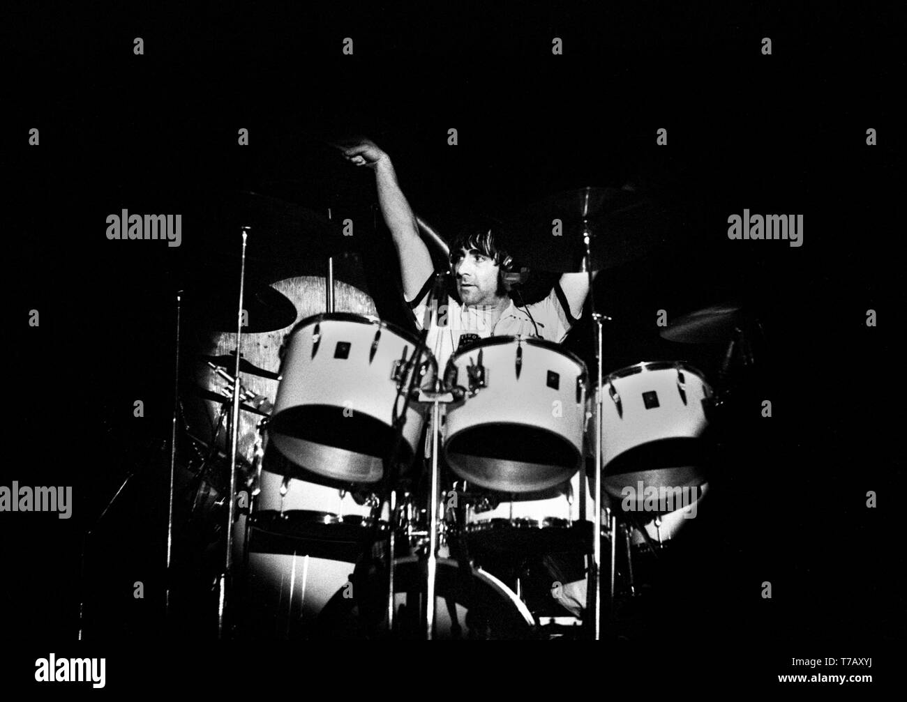 ROTTERDAM, Niederlande - 27. Oktober: Keith Moon von der Who auf der Bühne bei einem Konzert im Ahoy in Rotterdam, Niederlande, am 27. Oktober 1975. (Foto von Gijsbert Hanekroot) Stockfoto