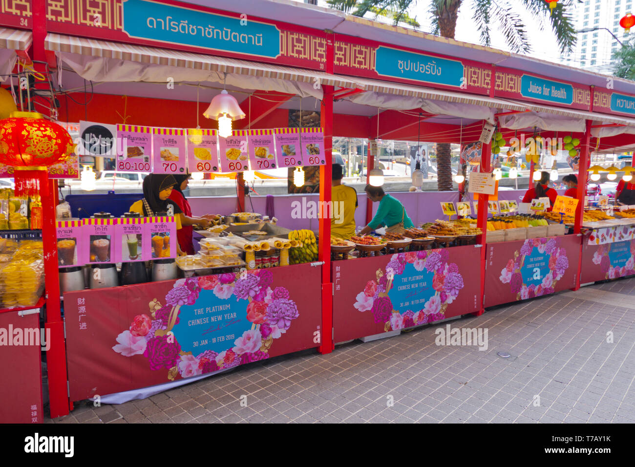 Essensstände, vor Platinum Fashion Mall, Phetchaburi Road, Ratchathewi, Bangkok, Thailand Stockfoto