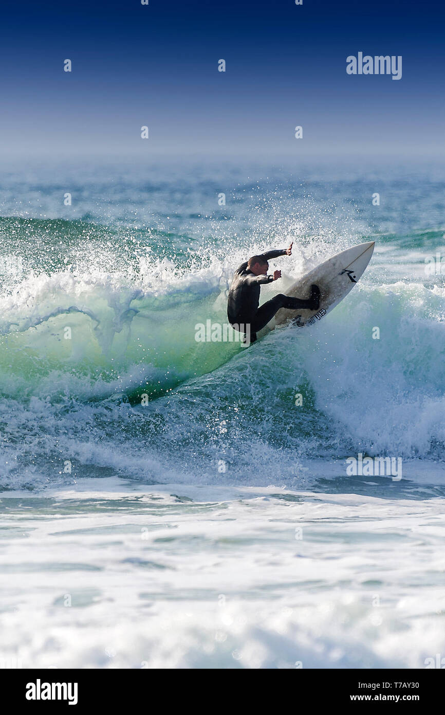 Spektakuläre Surfen am Hotspot surfen beliebte Fistral Beach in Newquay in Cornwall. Stockfoto