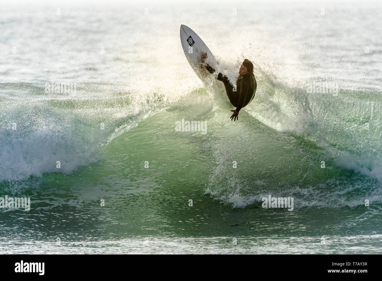 Spektakuläre Surfen am Hotspot surfen beliebte Fistral Beach in Newquay in Cornwall. Stockfoto