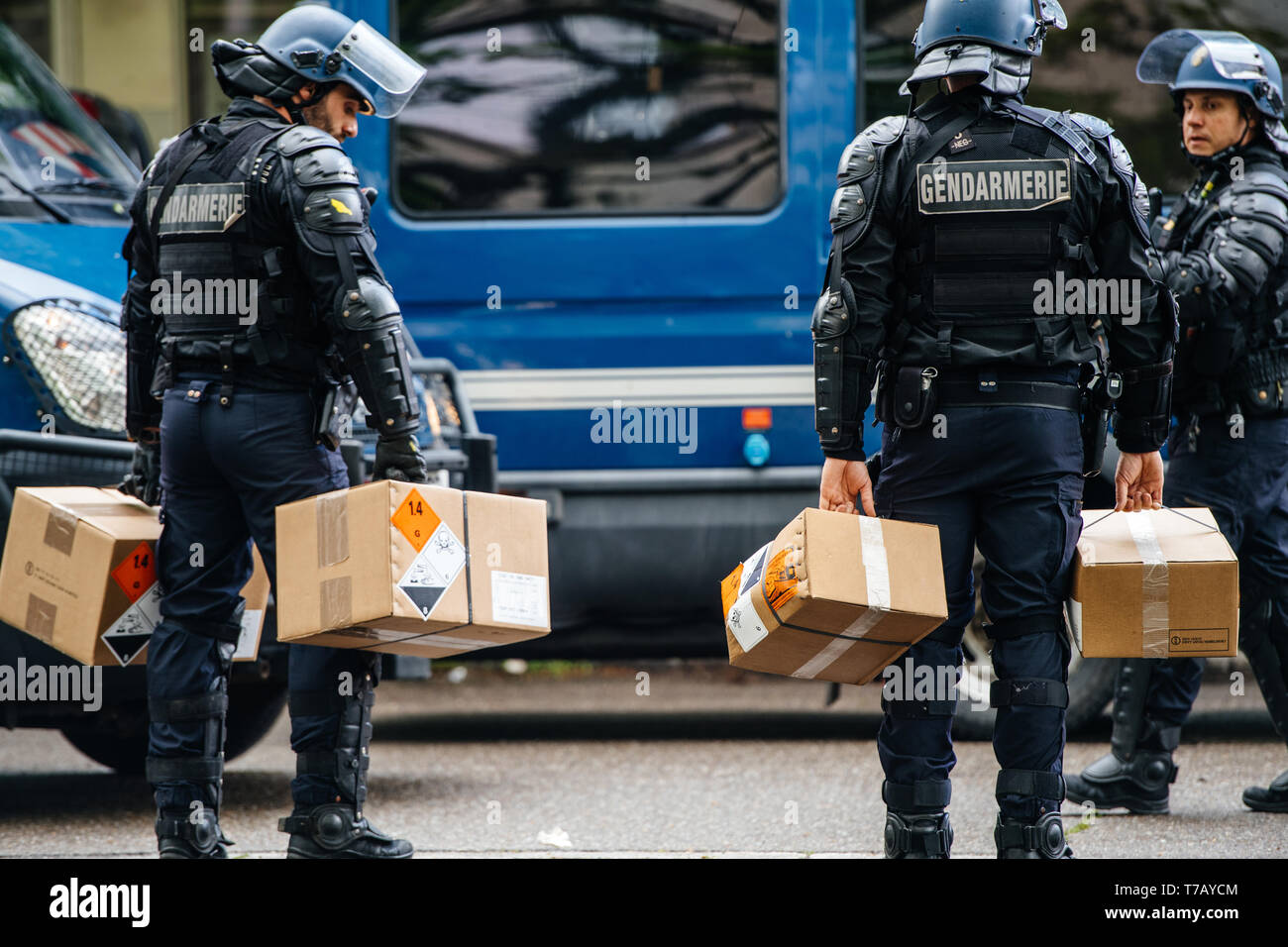 Straßburg, Frankreich - Apr 28, 2019: Französische Polizisten, Gendarmen Verteilung an Kollegen Boxen mit 1330-14 -548-9477 Hand Launcher Granaten Versorgung für die nächsten Auseinandersetzungen Gelb Demonstranten Stockfoto
