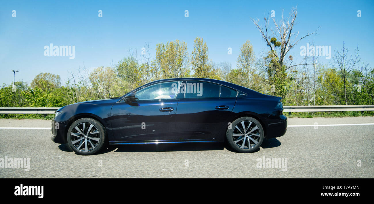 Frankreich 19 April 19 Zu Schnelles Fahren Auf Der Franzosischen Autobahn Autoroute Neue Ausgabe Des Peugeot 508 Limousine Mit Brillanter Farbe Schwarz Und Titan Rimes Mit Continental Wintercontact Reifen Stockfotografie Alamy