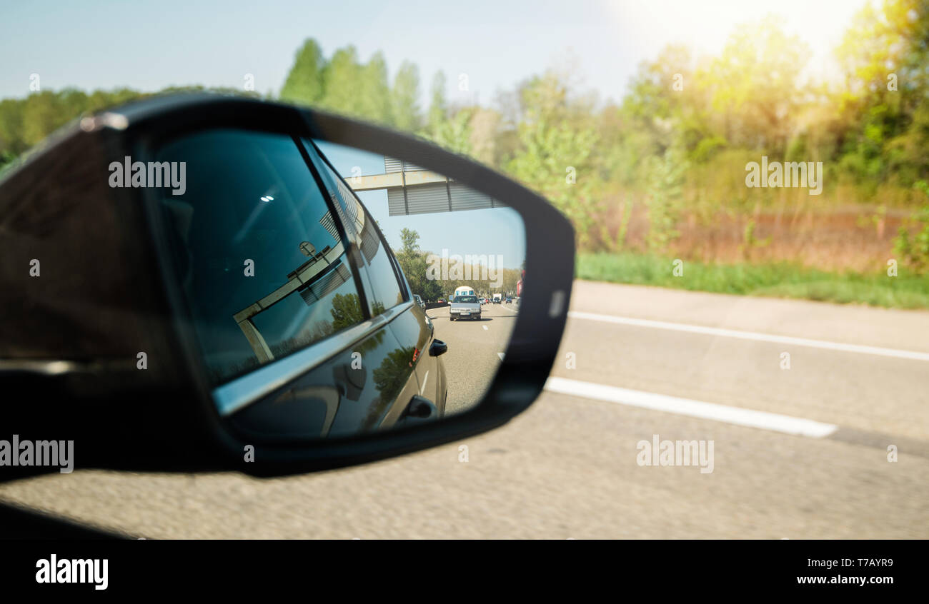 Frankreich - 19 Apr 2019: Vintage Grau Citroen französischen Reflexion im Auto hinten Blick in schneller Fahrt auf der französischen Autobahn autoroute Stockfoto