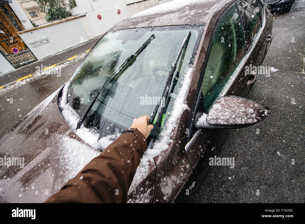 POV persönliche Perspektive des Menschen Reinigung Auto Scheibenwischer aus  dem Schnee an einem kalten Wintertag, bevor neue Fahrt Stockfotografie -  Alamy