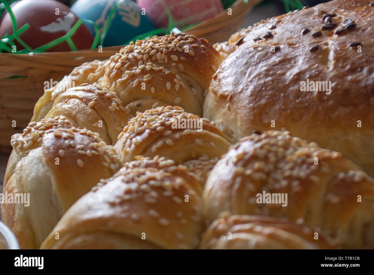 Tabelle ful von Lebensmitteln auf Ostern Urlaub. Bunte Eier und Brot Stockfoto