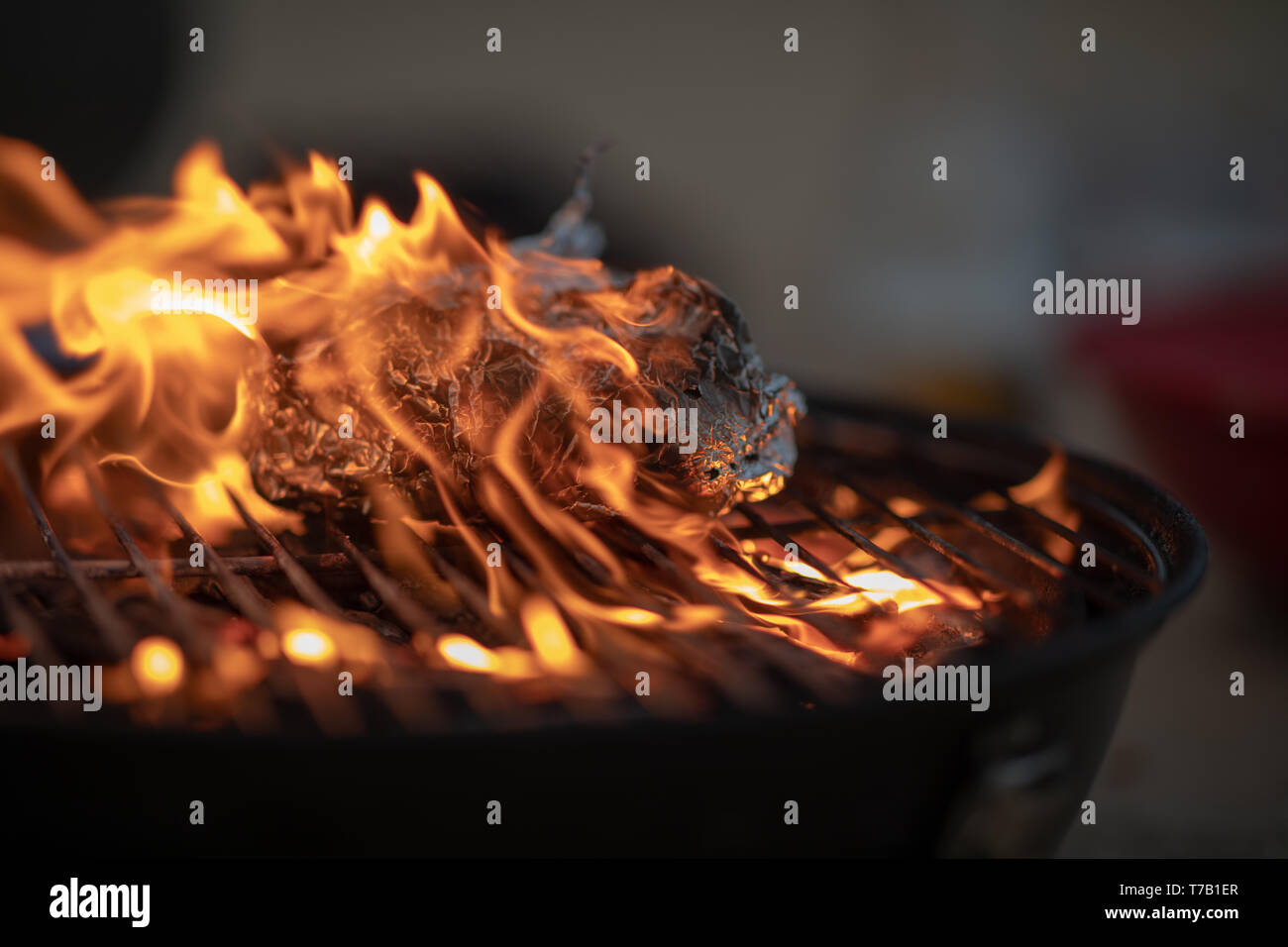 Essen kochen in Alufolie auf den Grill am Strand. Stockfoto