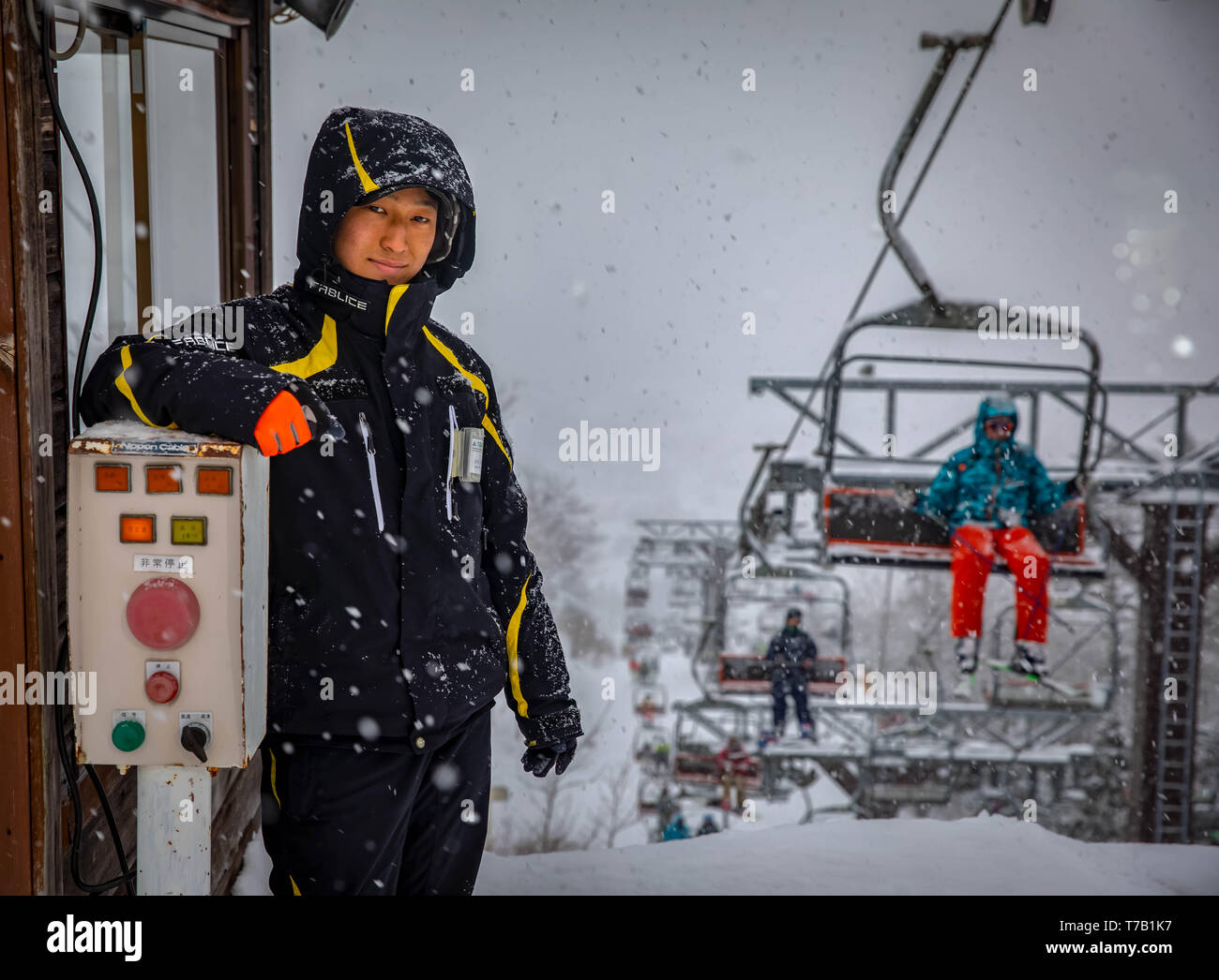 Skilift-Arbeiter, Hakuba, Japan Stockfoto