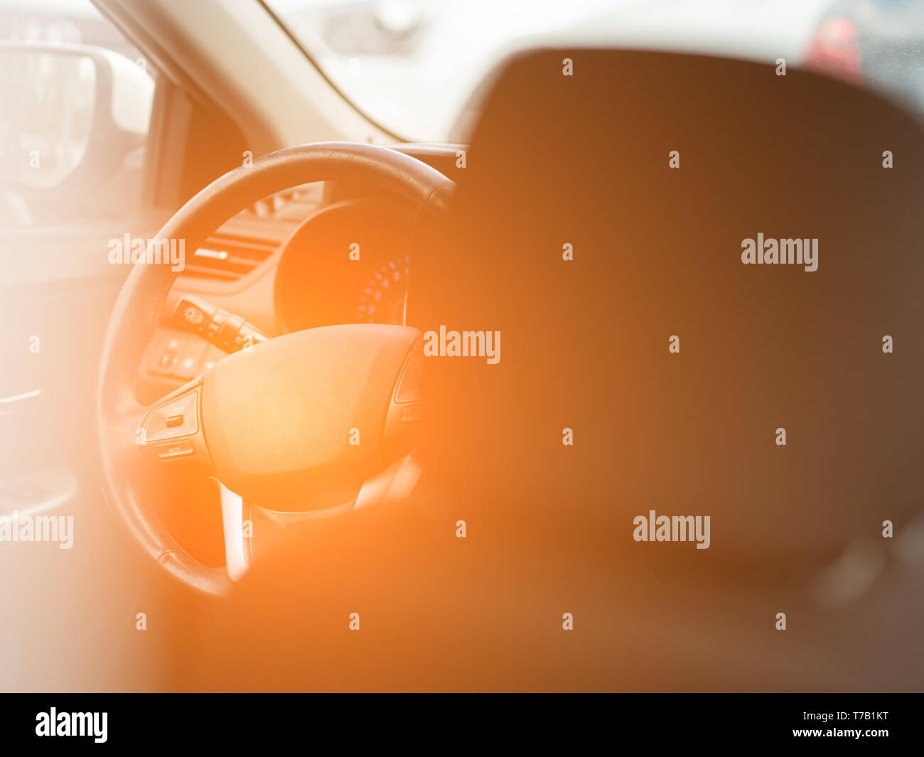 Blick auf die schwarze Farbe Innenraum des Autos mit der vorderen Sitze, Lenkrad und Armaturenbrett. Auto Service Industrie Stockfoto