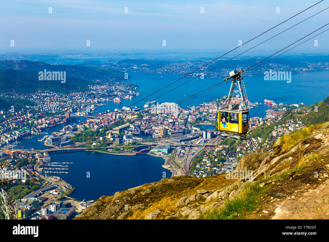 Ulriken 643 gelb Seilbahn Passagiere von und nach Ulriken Berg mit herrlichem Blick auf Bergen, Norwegen im Hintergrund Stockfoto