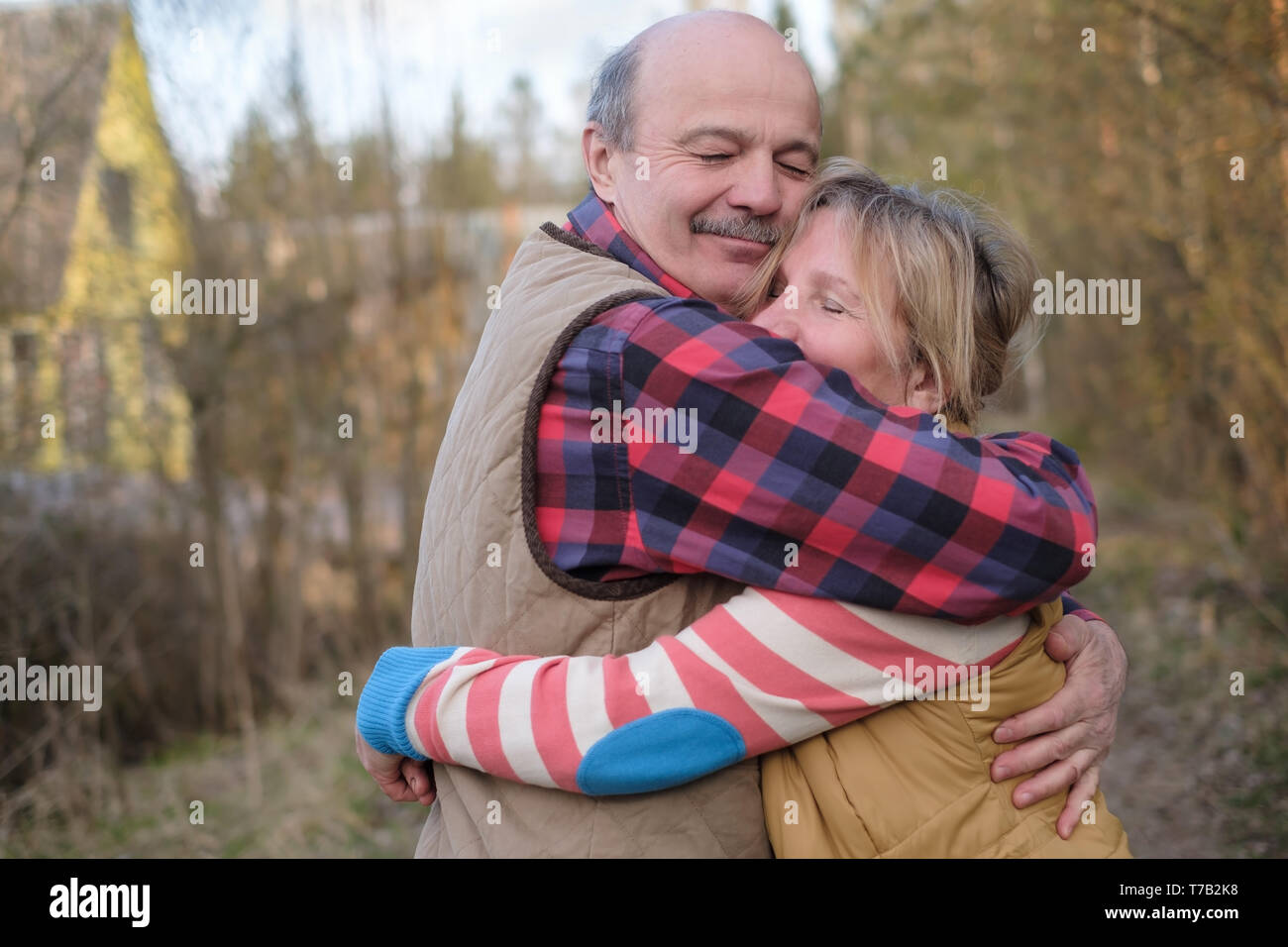 Paar umarmen einander wandern Outdoor im Herbst. Stockfoto