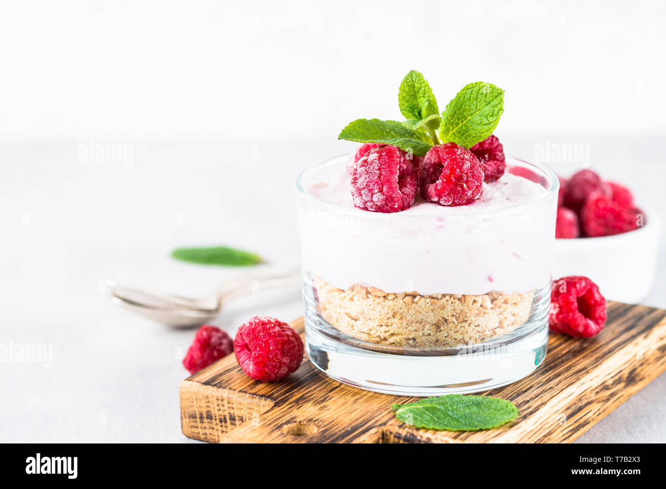 Keine gebackene Käsekuchen mit Himbeeren im Glas. Stockfoto