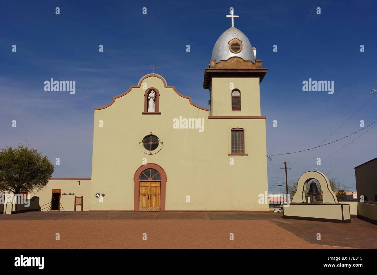 EL PASO, TX-23 Mar 2019 - Blick auf das Wahrzeichen Ysleta Mission Church in die Ysleta Del Sur Pueblo in El Paso, Texas entfernt. Stockfoto