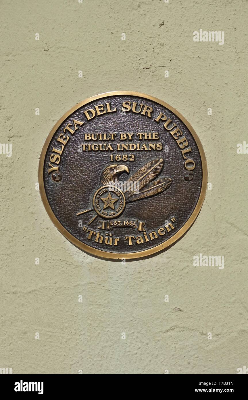 EL PASO, TX-23 Mar 2019 - Blick auf das Wahrzeichen Ysleta Mission Church in die Ysleta Del Sur Pueblo in El Paso, Texas entfernt. Stockfoto
