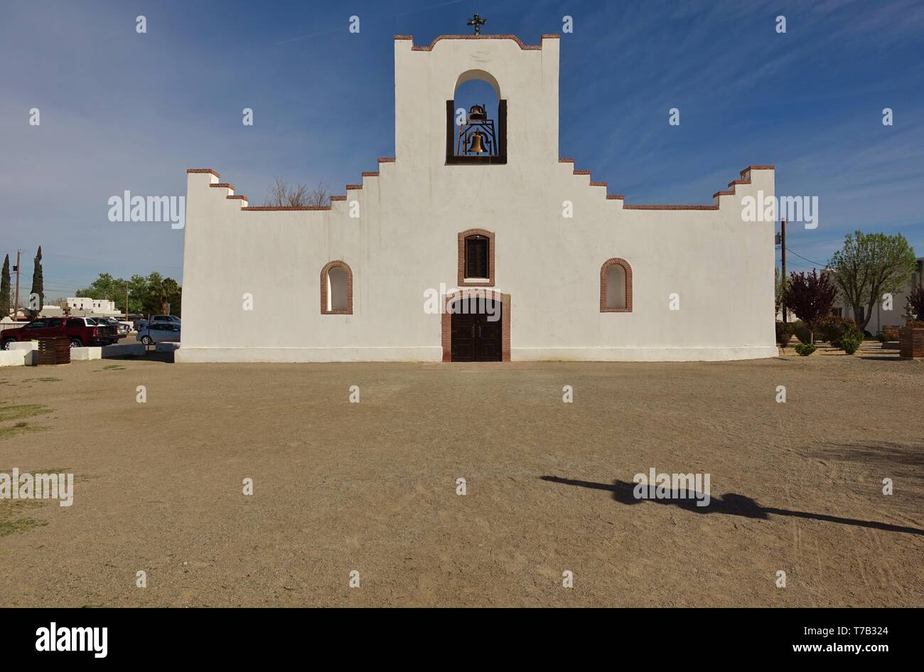 EL PASO, TX-23 Mar 2019 - Blick auf das Wahrzeichen Nuestra Señora de la Concepción del Socorro Mission Kirche in El Paso, Texas entfernt. Stockfoto