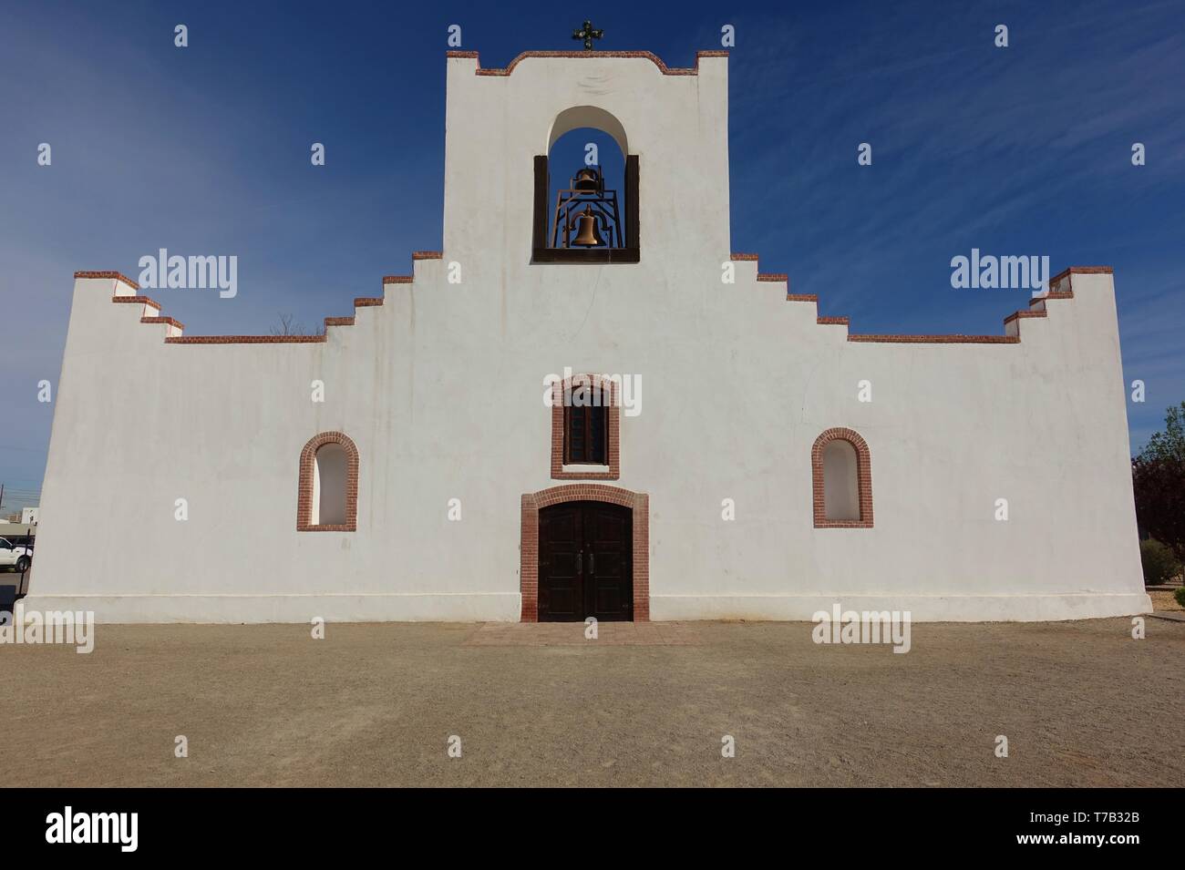 EL PASO, TX-23 Mar 2019 - Blick auf das Wahrzeichen Nuestra Señora de la Concepción del Socorro Mission Kirche in El Paso, Texas entfernt. Stockfoto