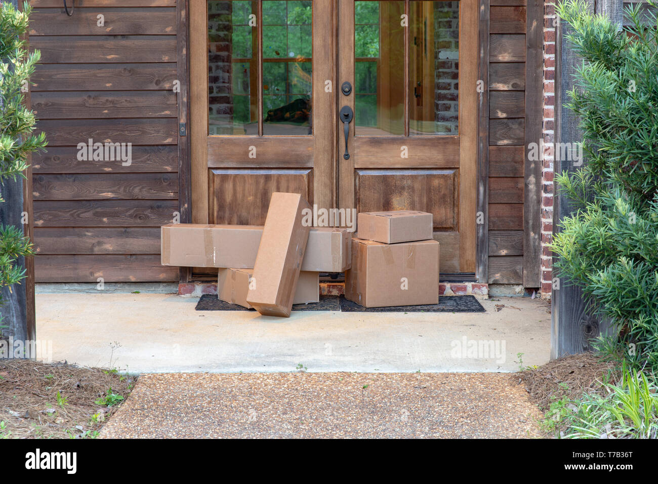 Boxen von Mail auf der Veranda direkt vor dem Haus. Stockfoto