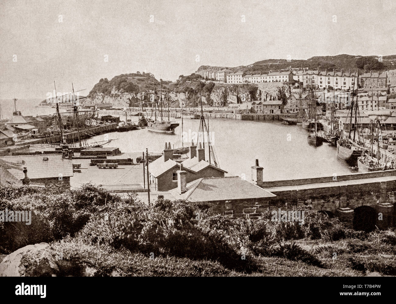 Ein Blick aus dem späten 19. Jahrhundert von Porthmadog, einer kleinen walisischen Küstenstadt und Gemeinschaft in der Eifionydd Bereich von Gwynedd. Es entwickelte sich im 19. Jahrhundert als Port Exportieren von 100.000 Tonnen Schiefer aus Festiniog in der Nähe von Steinbrüchen nach England und anderswo. Stockfoto Ein Blick aus dem späten 19. Jahrhundert von Porthmadog, einer kleinen walisischen Küstenstadt und Gemeinschaft in der Eifionydd Bereich von Gwynedd. Es entwickelte sich im 19. Jahrhundert als Port Exportieren von 100.000 Tonnen Schiefer aus Festiniog in der Nähe von Steinbrüchen nach England und anderswo. Stockfoto