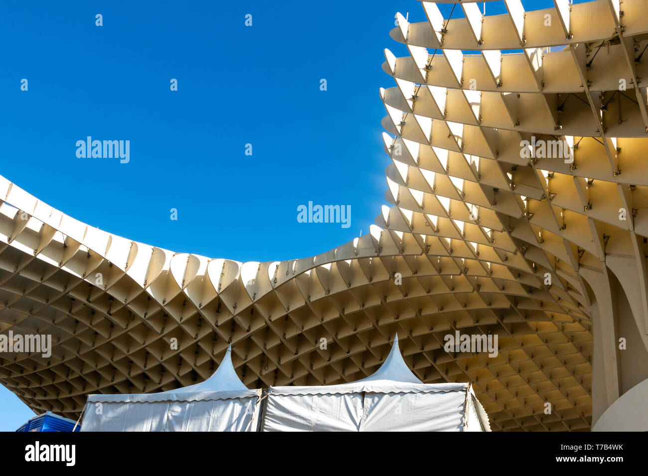 Zwei weiße Zelte unter dem Metropol Parasol in Sevilla Stockfoto