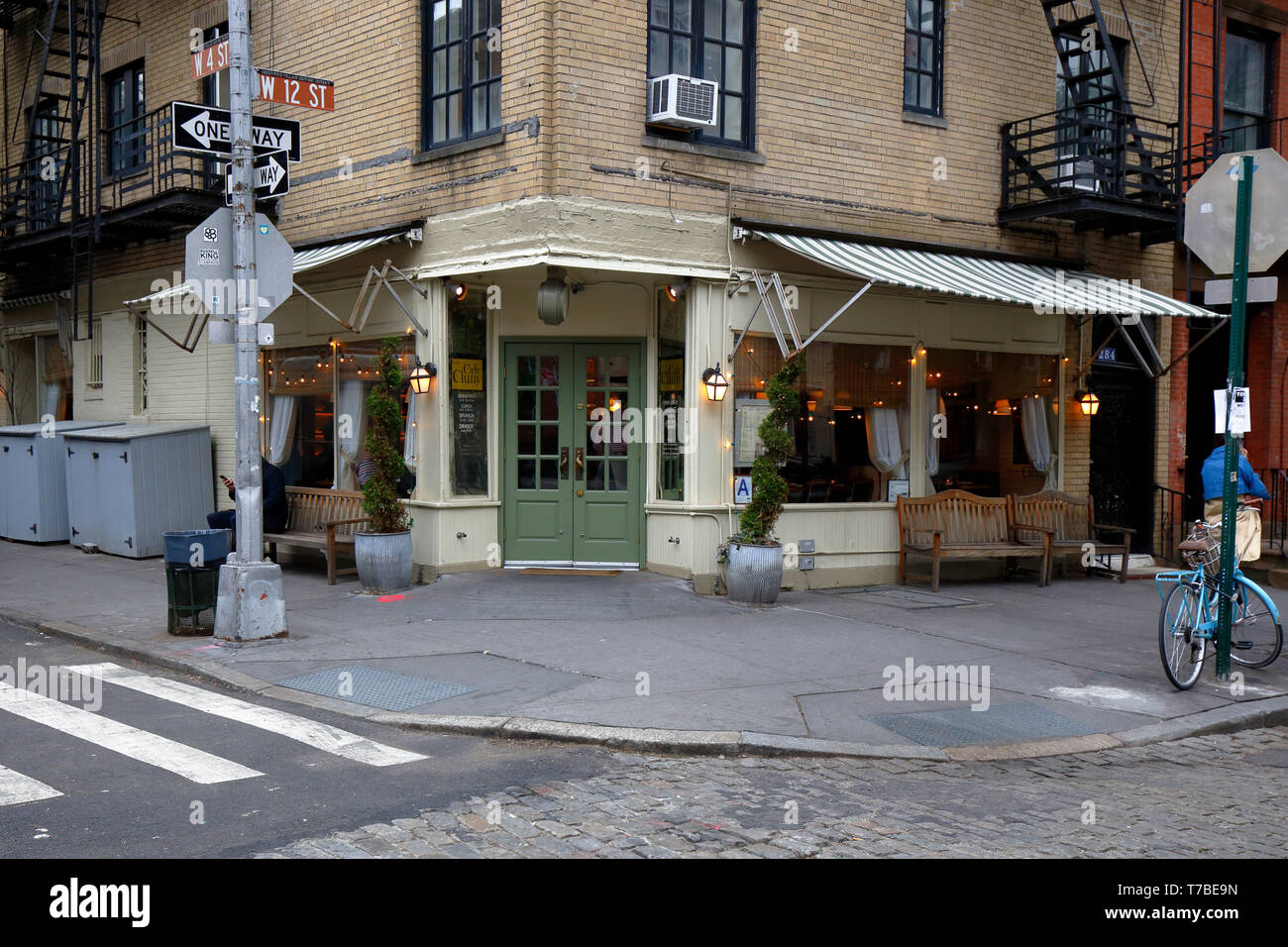 Cafe Cluny, 284 West 12th Street, New York, NY. aussen Storefront von einem Restaurant in der Nähe von Greenwich Village in Manhattan. Stockfoto