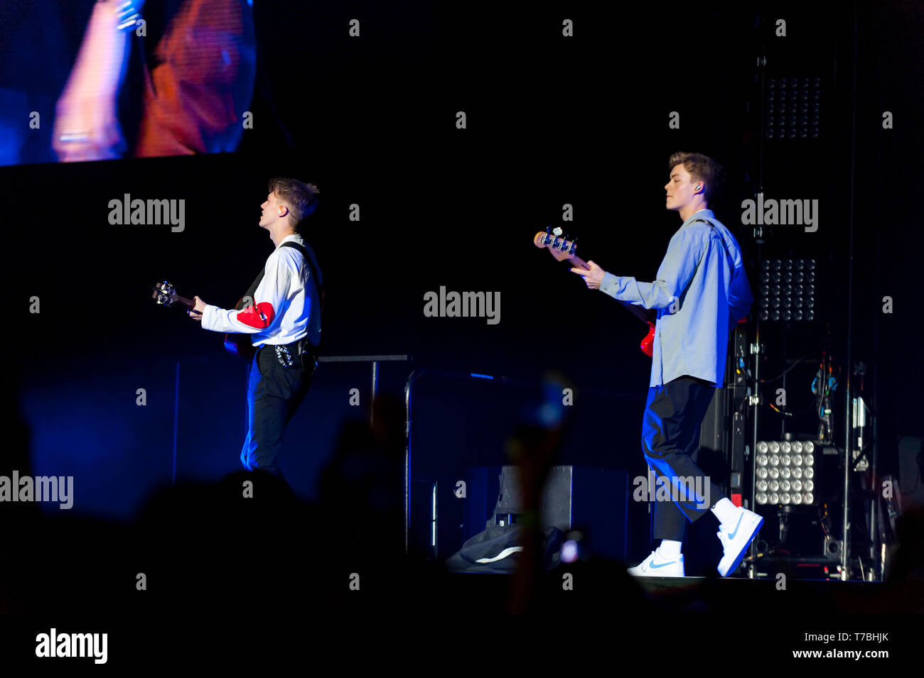 Liverpool, Großbritannien. 5. Mai 2019. George Smith und Reece Bobby mit ihrer Band durchführen, British pop Trio, neue Hoffnung, als sie die Vamps während ihrer "Vier Ecken"-Tour, an der Liverpool M&S Bank Arena. Credit: Paul Warburton/Alamy leben Nachrichten Stockfoto