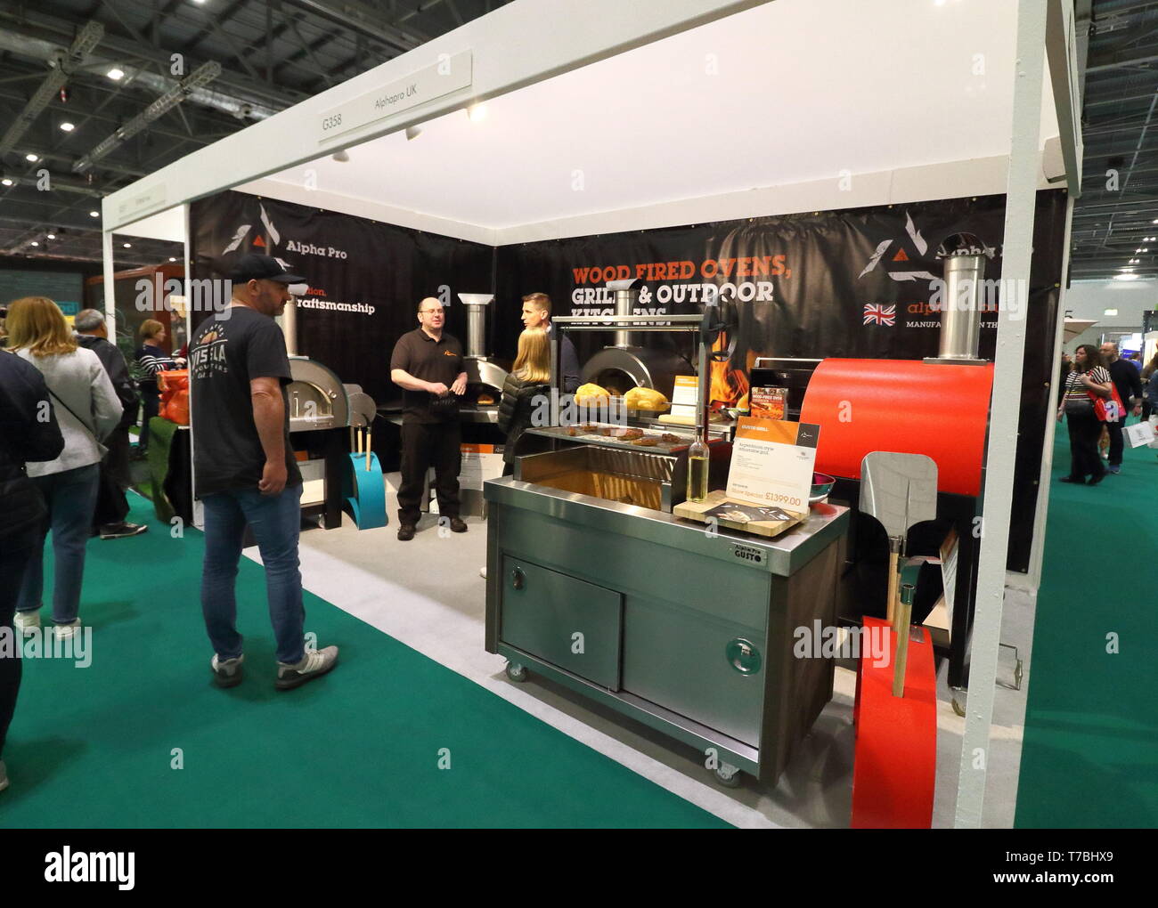 London, Großbritannien. 5 Mai, 2019. Grill Produkte gesehen, die während der Ausstellung angezeigt. Grand Designs Live Ausstellung von Anglian Verbesserungen Home gesponsert, mit mehr als 500 Ausstellern in den Zonen für nachhaltige Technologie, Bauen, Design, Technik, Einrichtung, Küchen & Bäder, Gärten, Lebensmittel und Haushaltswaren. Die Show bietet Besuchern eine einzigartige Gelegenheit, um zu sehen, alle die neuesten Trends für die Startseite sowie viele Produkte noch nie zuvor gesehen. Auf der Grundlage der Kanal 4 TV-Serien und in Excel London statt. Credit: Keith Mayhew/SOPA Images/ZUMA Draht/Alamy leben Nachrichten Stockfoto