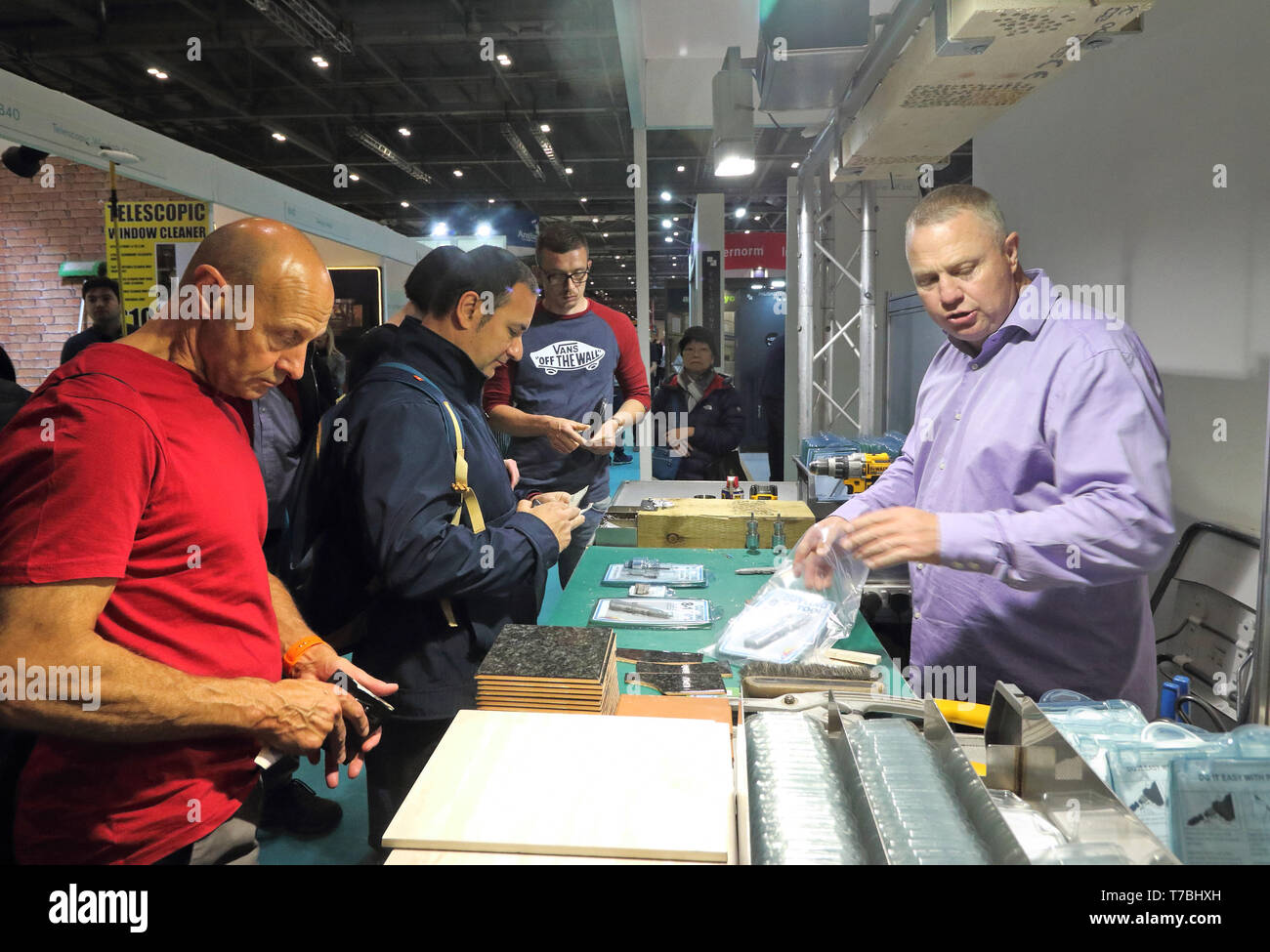 London, Großbritannien. 5 Mai, 2019. Mann gesehen, die ein Produkt während der Ausstellung. Grand Designs Live Ausstellung von Anglian Verbesserungen Home gesponsert, mit mehr als 500 Ausstellern in den Zonen für nachhaltige Technologie, Bauen, Design, Technik, Einrichtung, Küchen & Bäder, Gärten, Lebensmittel und Haushaltswaren. Die Show bietet Besuchern eine einzigartige Gelegenheit, um zu sehen, alle die neuesten Trends für die Startseite sowie viele Produkte noch nie zuvor gesehen. Auf der Grundlage der Kanal 4 TV-Serien und in Excel London statt. Credit: Keith Mayhew/SOPA Images/ZUMA Draht/Alamy leben Nachrichten Stockfoto