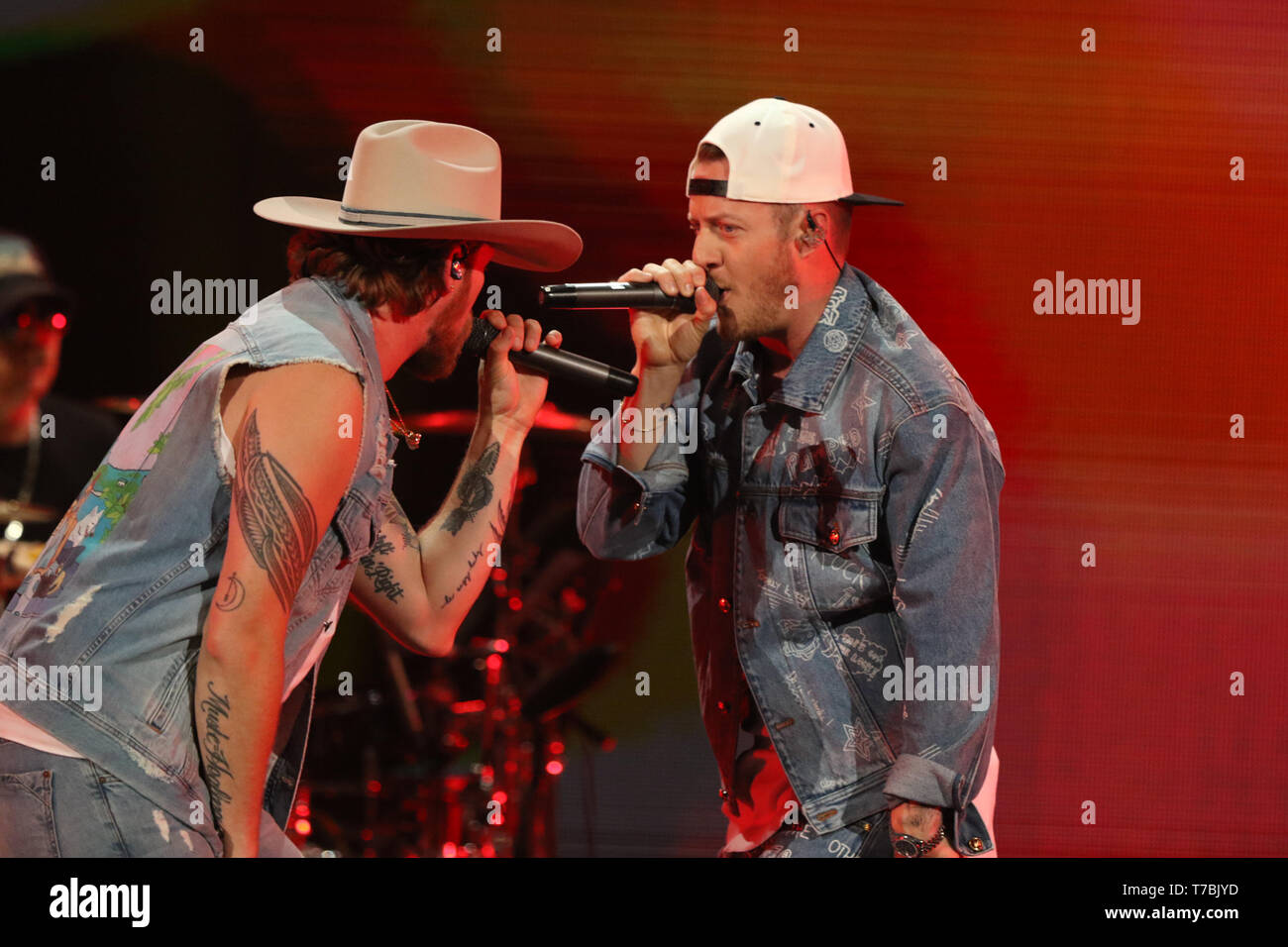 AUSTIN, TX - Mai 04: Tyler Hubbard und Brian Kelley von Florida Georgia Line auf der Bühne führt während der 2019 iHeartCountry Festival am Frank Erwin Center am 4. Mai 2019 in Austin, Texas. Foto: Chris Tello/imageSPACE/MediaPunch Stockfoto