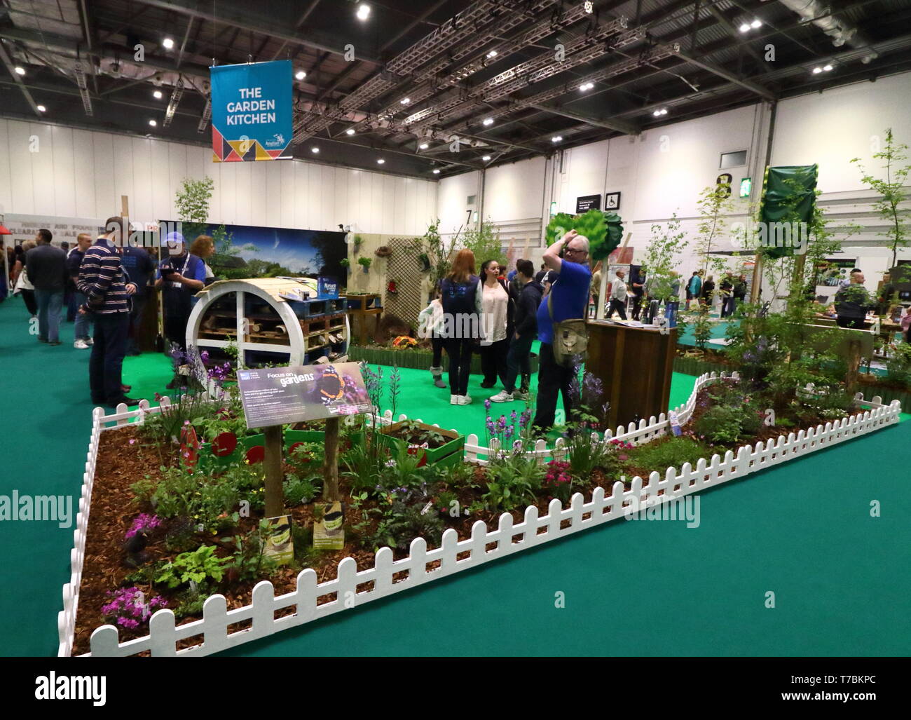 Der Garten Küche Ausstellung während der Ausstellung zu sehen. Grand Designs Live Ausstellung von Anglian Verbesserungen Home gesponsert, mit mehr als 500 Ausstellern in den Zonen für nachhaltige Technologie, Bauen, Design, Technik, Einrichtung, Küchen & Bäder, Gärten, Lebensmittel und Haushaltswaren. Die Show bietet Besuchern eine einzigartige Gelegenheit, um zu sehen, alle die neuesten Trends für die Startseite sowie viele Produkte noch nie zuvor gesehen. Auf der Grundlage der Kanal 4 TV-Serien und in Excel London statt. Stockfoto