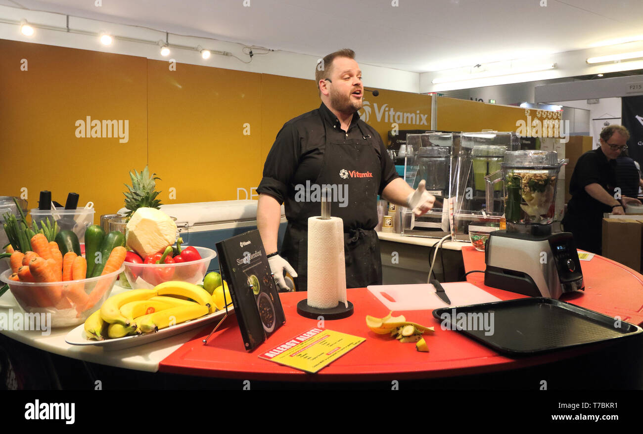 Der Garten Küche Ausstellung während der Ausstellung zu sehen. Grand Designs Live Ausstellung von Anglian Verbesserungen Home gesponsert, mit mehr als 500 Ausstellern in den Zonen für nachhaltige Technologie, Bauen, Design, Technik, Einrichtung, Küchen & Bäder, Gärten, Lebensmittel und Haushaltswaren. Die Show bietet Besuchern eine einzigartige Gelegenheit, um zu sehen, alle die neuesten Trends für die Startseite sowie viele Produkte noch nie zuvor gesehen. Auf der Grundlage der Kanal 4 TV-Serien und in Excel London statt. Stockfoto