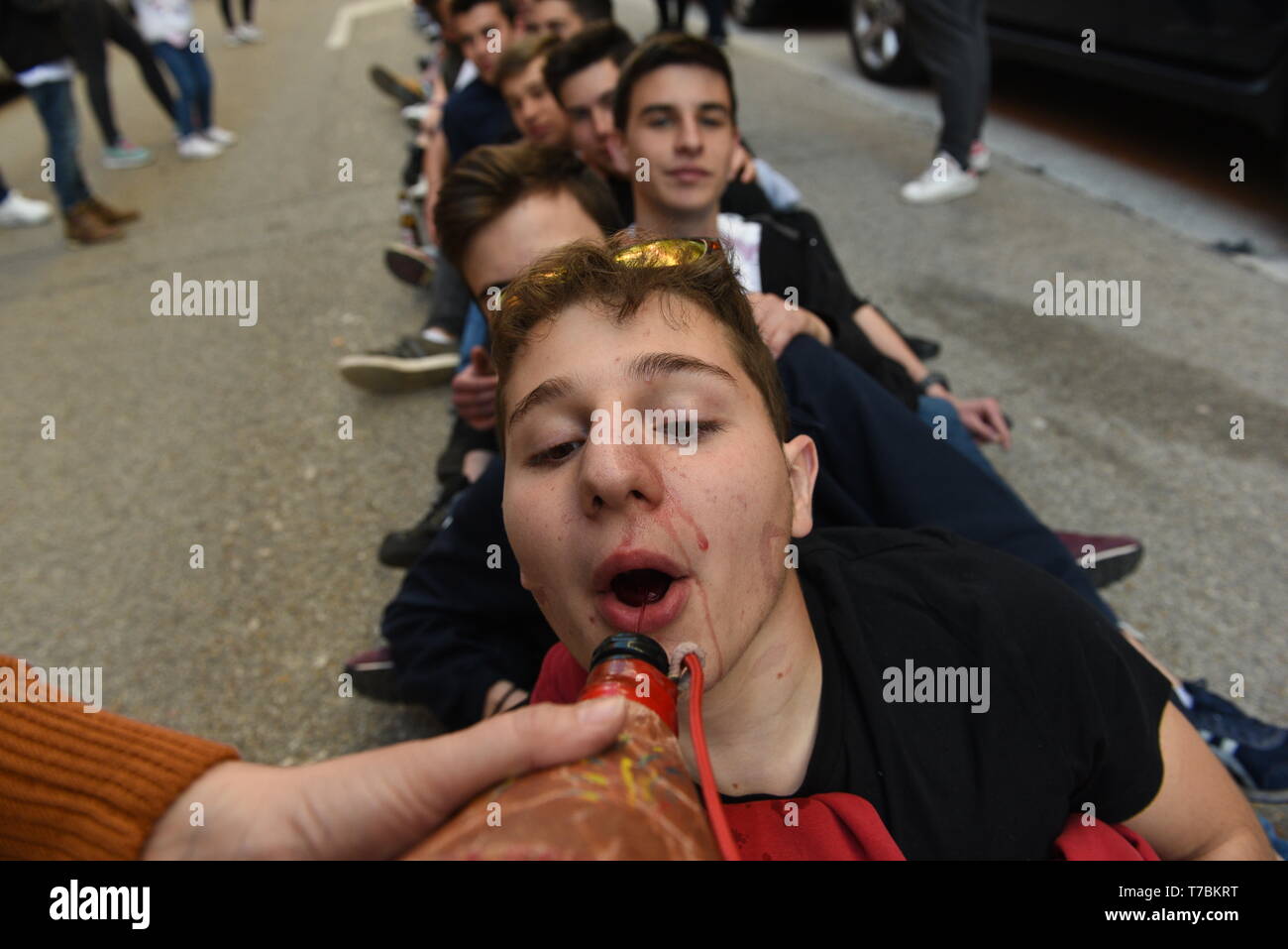 Soria, Spanien. 5. Mai 2019. Nachtschwärmer werden gesehen, Wein trinken während der Feier. Besuchen Tausende von Menschen die Zentrale der zwölf "Cuadrillas" (Verbände der revelers) der Stadt Soria, nördlich von Spanien, dem 13. Jahrhundert Tradition von "El Catapan' zu feiern. Sie sind mit Wein begrüßt, um 7.000 Liter, Brot, Käse und trocken Cod. Stockfoto