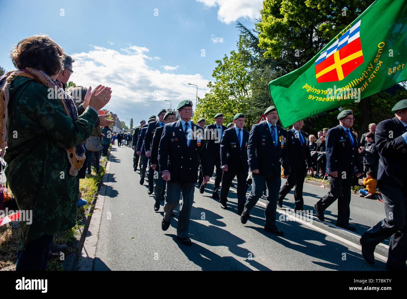 Einige WWII Veterane werden gesehen, während der Tag der Befreiung. Die Befreiung Parade oder die Bevrijdingsdefilé in Niederländisch, wird jedes Jahr gefeiert und vereint Veteranen und militärischen Nachfolger Hommage an all jene, die ihr Leben während des Zweiten Weltkriegs gab zu bezahlen. Auch in diesem Jahr vom 27. britischen Veteranen herzlich begrüßt wurden, kamen Sie in authentischen Taxis aus London. Stockfoto