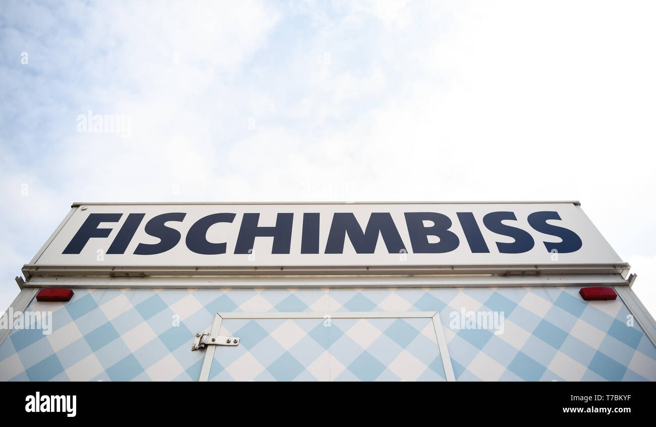Greetsiel, Deutschland. 02 Mai, 2019. 'Fisch Snack steht vor einem geschlossenen Fisch Warenkorb. Da Lager der Großhändler voll sind, Garnelen Fischer in Norddeutschland haben eine Pause zu nehmen. Für die Fischer Dies ist eine finanzielle Gefahr (dpa' crab Fisherman: "Es gibt nichts, das am Ende des Monats') Credit Links: mohssen Assanimoghaddam/dpa/Alamy leben Nachrichten Stockfoto